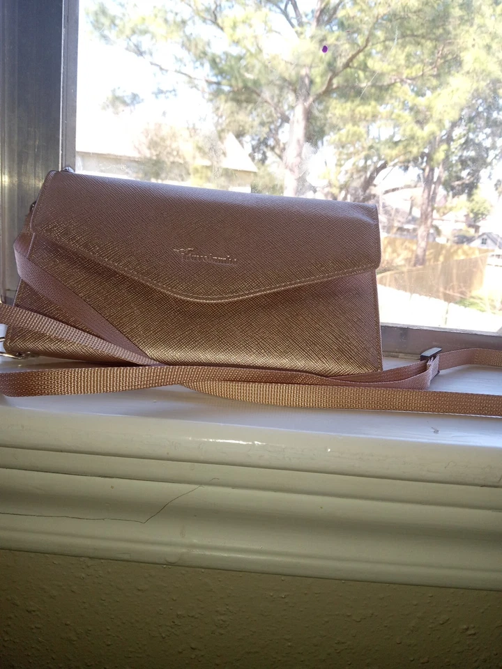 El color es colorido y tiene como personajes de dibujos animados y hello kitty y otros Foto 1 de 4