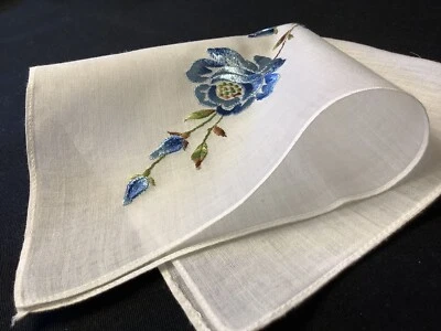 #8066🌟Vintage 40s Suizo SATIN Nupcial Azul Emb ROSES Floral Boda Pañuelo Foto 1 de 4