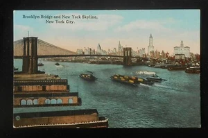 1910s Brooklyn Bridge e New York Skyline Old Wharves Barges Rimorchiatori New York NY PC - Foto 1 di 1