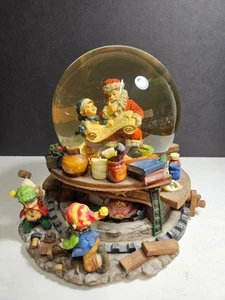 Weihnachtsmann checkt seine Liste mit Elfe musikalisch große drehbare Schneekugel - Bild 1 von 8