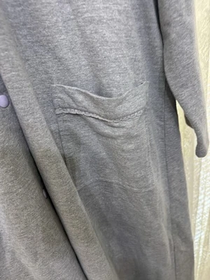 The company store bata a presión bordada floral gris talla 1x Foto 1 de 3