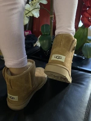 Botas UGG Juveniles Talla 13 Jona Mini Piel de Oveja Castaño Tostado Botines SN 1118890K Foto 1 de 4