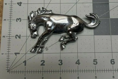 🚘 1983 1984 1985 1986 1987 1988 1989 1990 FORD BRONCO FRONT FENDER HORSE EMBLEM — 第 1/4 张图片