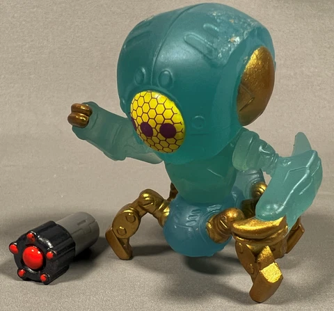 TREASURE X ROBOTS GOLD METAL MANTIS FIGURE W/COLOR CHANGE FINISH Cover