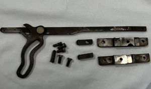 Antica macchina da cucire Davis Co. - gruppo collegamento interno coperchio anteriore - Foto 1 di 9