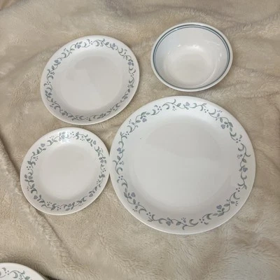 Juego de vajilla Corelle Country Cottage de 16 piezas corazones y flores azules, sirve para 4 Foto 1 de 4