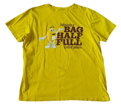 Camiseta Masculina Amarela M&Ms Candy Definitivamente Uma Bolsa Meio Completa Tipo de Pessoa Grande - Imagem 1 de 4