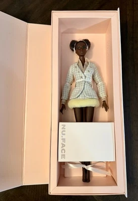 Integrity Toys The NU. Muñeca clásica Lilith Blair 2021 W exclusiva del club en caja original Foto 1 de 3