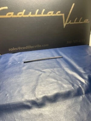 1969 1970 Cadillac седан LH задняя дверь стекла передней кромки хром б/у DeVille - Изображение 1 из 4