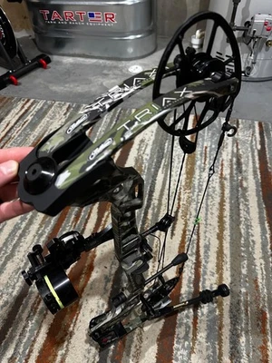 Mathews Triax Bow Ready to Shoot. 70 lb.  29 in.  - Image 1 of 4