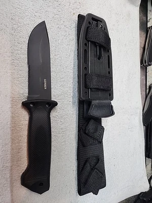 Cuchillo de infantería Gerber LMF II con funda negra, parcialmente dentado Foto 1 de 4