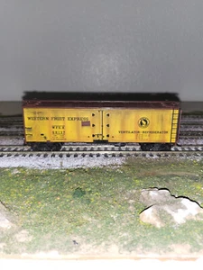 HO Intermountain R-40-23 Great Northern Western Fruit Express Refrigerator Car - Picture 1 of 7