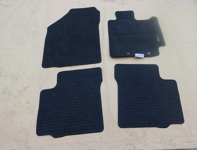 39459 C4 2023 SUZUKI SWIFT 5 PUERTAS HATCHBACK JUEGO DE 4 ALFOMBRILLAS. Foto 1 de 4