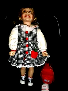 BAMBOLA PORCELLANA ASHTON DRAKE/TITUS TOMESCU MCMEMORIES "KATIE" CON BOOKBAG - Foto 1 di 9