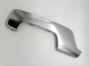 Aplique de fascia trasero izquierdo Rivian R1T y R1S plata satinada PT00003215 nuevo fabricante de equipos originales - Imagen 1 de 7