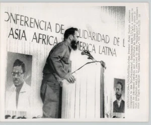 Foto de prensa de la Guerra Fría FIDEL CASTRO se dirige a la Conferencia Tri-Continental 1966 de colección - Imagen 1 de 2
