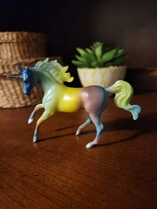 BREYER Stablemate Einhorn Crazy Surprise Mystery Regenbogen Magnolie selten Pferd - Bild 1 von 5