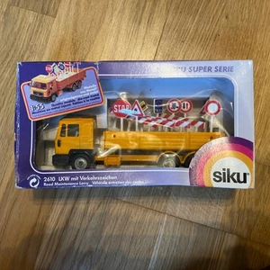 Mercedes SK 6 ruote dropside camion e segnaletica stradale Siku 2610Super Serie 1/55 SCATOLA - Foto 1 di 8