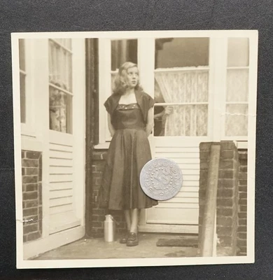 Foto Portrait Jugendlich junge Frau Model Kunstbild Kleid Haus Weihnachten 1950 - Bild 1 von 2