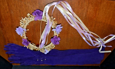 Guantes largos antiguos de gamuza púrpura y velo de corona de pelo de pera boda cambio de siglo Foto 1 de 4