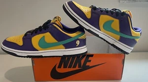 W Nike Dunk Low LL “Lisa Leslie” Court Purple/Clear Emerald W.7/M.5.5 (DO9581-500) - Imagen 1 de 10