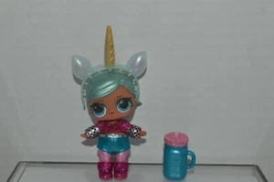 LOL Surprise~Bambola 3"~Capelli Blu~Abiti Glitterati~Scarpe~Bottiglia~Accessorio~14 - Foto 1 di 3