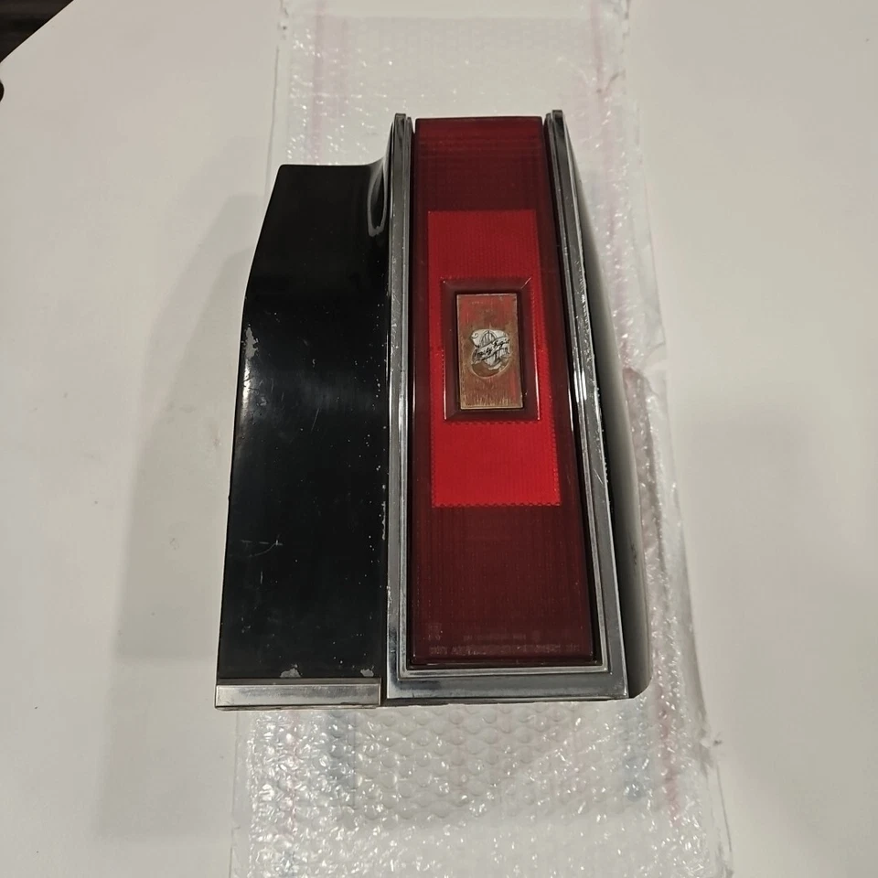 80 81 82 83 84 Oldsmobile Regency 98 Olds luz trasera derecha lente roja bisel Foto 1 de 4