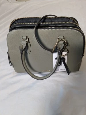 Correa de mano y hombro Nine West imitación cuero granulado verde militar nueva con etiquetas Foto 1 de 4