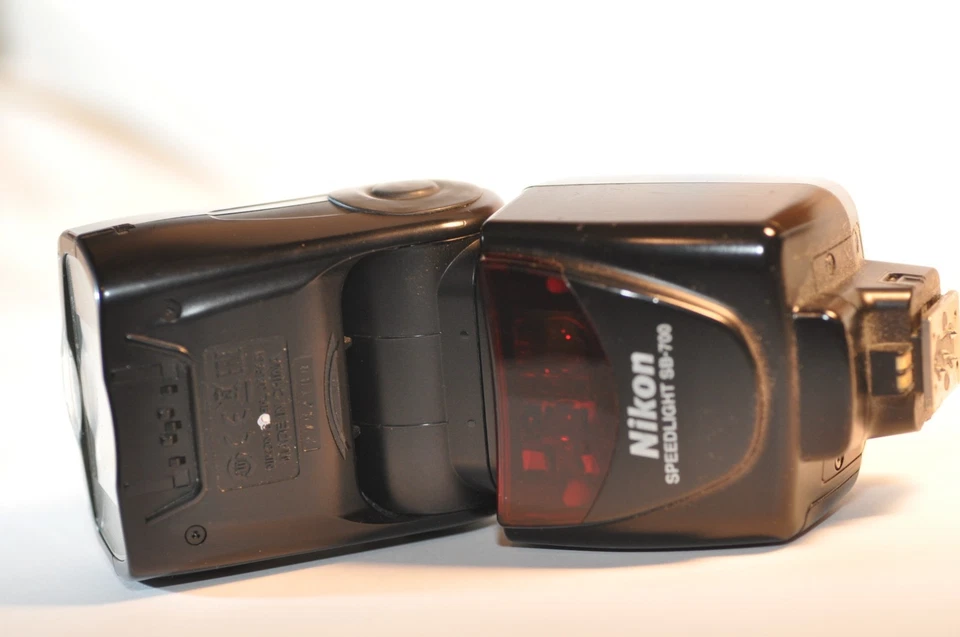 Nikon SB-700 Speedlight I D-TTL Flash powers up will not fire NO RETURN AS IS - Image 1 of 4