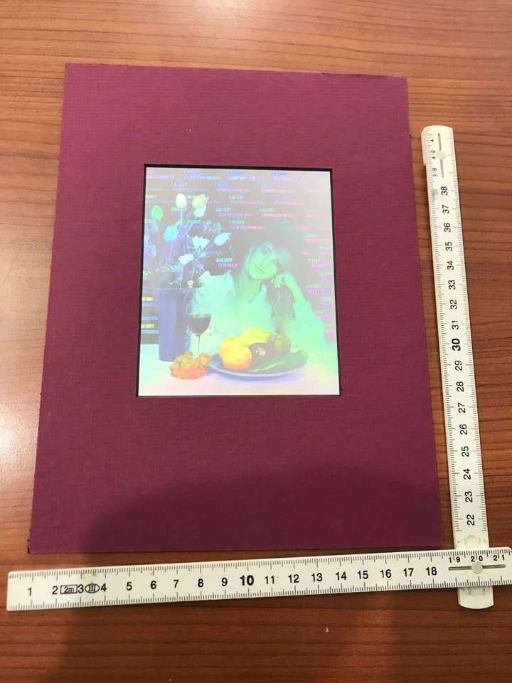 1 Hologramm Bild Mädchen am Tisch mit Blumen Obst Gemüse,  Holographie 3D (HOF-2 - Bild 1 von 1