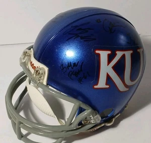 2024 LANCE LEIPOLD HANDSIGNIERTER KANSAS JAYHAWKS FOOTBALL MINIHELM TEAMMITGLIEDER - Bild 1 von 24