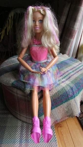 Barbie, große 70cm Puppe trägt schöne Kleidung - Bild 1 von 3