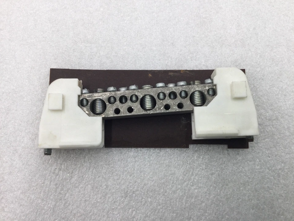 Crouse-Hinds LC006 11 Position 6-14 AWG Neutral/Grounding Bar 5" x 5/8" - Image 1 of 4