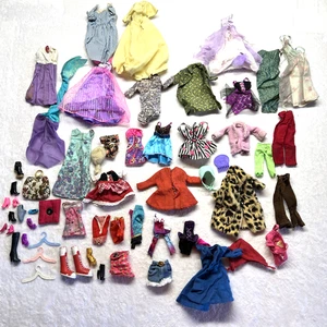Konvolut gemischt Vintage Barbie & mehr Puppenkleidung Zubehör Schuhe Mäntel - Bild 1 von 15
