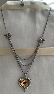 Collar Y2K Betsy Johnson Facetado Amarillo AB Corazón Cristal Estrás y Arco 18" Foto 1 de 4