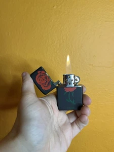 Encendedor abatible vintage 1990 AADLP rojo rosa negro - Imagen 1 de 4