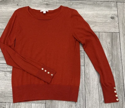 Suéter DB Establecido 1962 Naranja Rojo Acento Dorado Botones en Puños Talla Mediana Foto 1 de 4