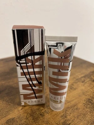 Iluminador líquido hidratante brillo biónico maquillaje MILK en brillo biónico virtual Foto 1 de 4