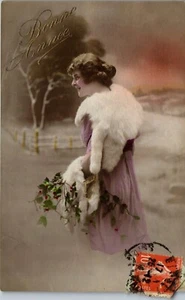 Cartolina d'epoca francese RPPC donna in neve in stola di pelliccia con agrifoglio 1917 Capodanno - Foto 1 di 3