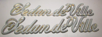 Par de insignias emblemas logotipo escritura dorado plástico sedán Deville 1980-90 Cadillac Foto 1 de 2