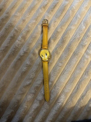 Reloj Armitron 1997 Piolín Pájaro - De Colección, Estuche Tono Dorado, Correa de Cuero Amarillo Foto 1 de 4