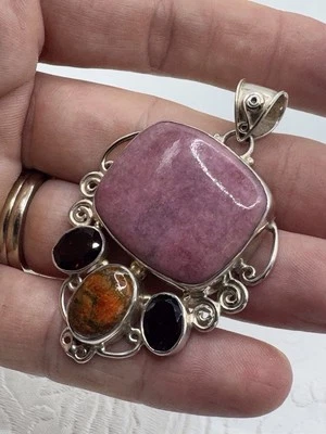 Colgante para collar de piedras preciosas grandes de plata de ley de amatista  Foto 1 de 4