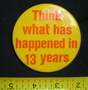 1970er Pinback Button Abzeichen 3" Durchmesser 13 Jahrestag Geburtstag politisch schöner Zustand - Bild 1 von 10