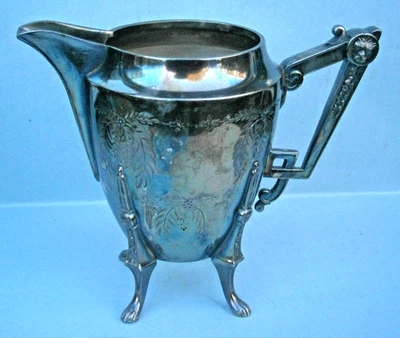 Meriden Silver Co. 维多利亚式银盘奶油罐带狮子图案 — 第 1/4 张图片