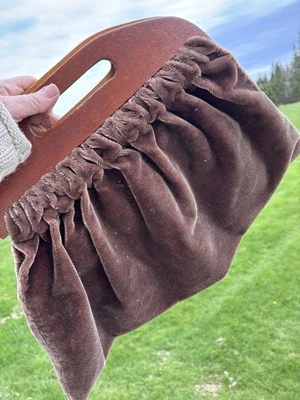 Bolso de Tejer Vintage Años 50 Terciopelo Marrón Mango de Madera Bolso de Mano Cartera Leer Foto 1 de 4
