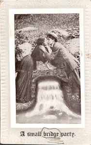Foto romántica de amor con marco en relieve A SMALL BIDGE PARTY c1912 - Imagen 1 de 2