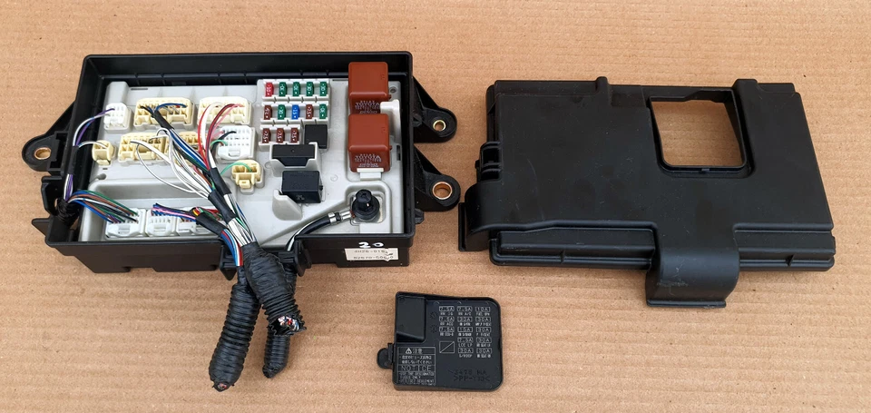 LEXUS LS430 2001-2005 MALETERO UNIÓN RELÉ CAJA FUSIBLES 82670-50080 usado Foto 1 de 4