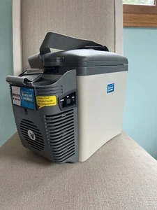 VECTOR VEC222 MINI CONSOLA REFRIGERADOR Y CALENTADOR DE VIAJE 1,3 GALONES CAPACIDAD 12 VOLTIOS DC - Imagen 1 de 11