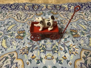 Vintage roter Metall Spielzeugwagen mit optionaler Hundefigur - Bild 1 von 6