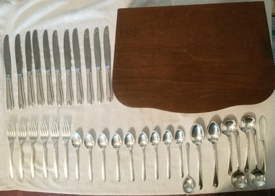 Plateado Wm Rogers & Son 'Exquisito', 34 piezas con estuche; en muy buen estado... Estuche = justo-pobre Foto 1 de 4